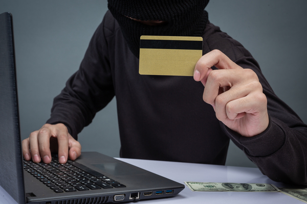 Ilustracja przedstawiająca cyfrowe oszustwa finansowe, phishing bankowy oraz zagrożenia związane z bezpieczeństwem danych i bankowością internetową.