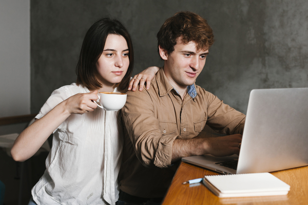 Para korzystająca z laptopa podczas wykonywania przelewu międzynarodowego